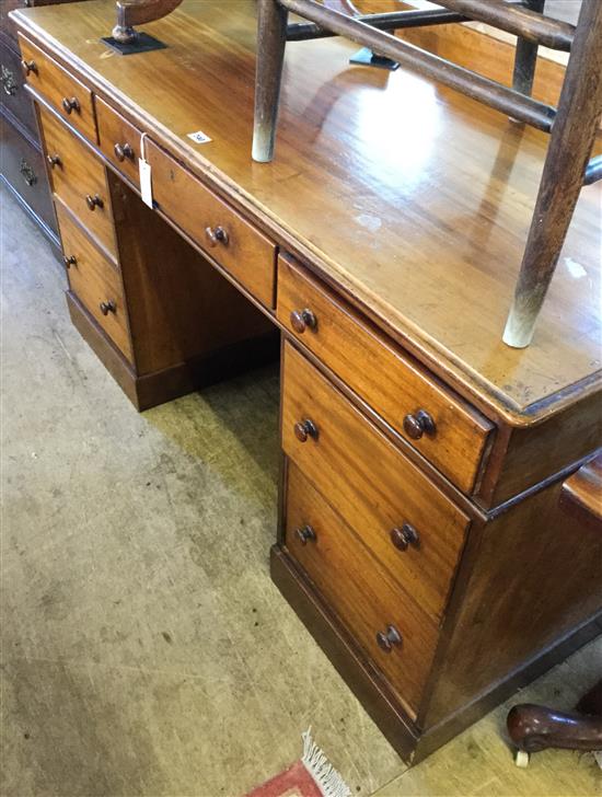 Victorian mahogany pedestal desk